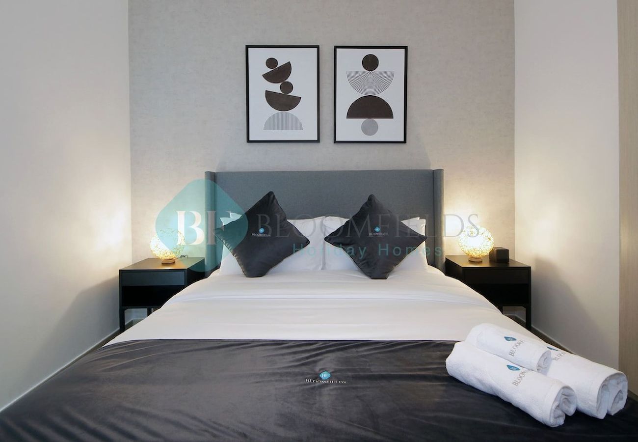 Apartment in Abu Dhabi - Bloomfields 1BR Canal View in Waters Edge Yas 