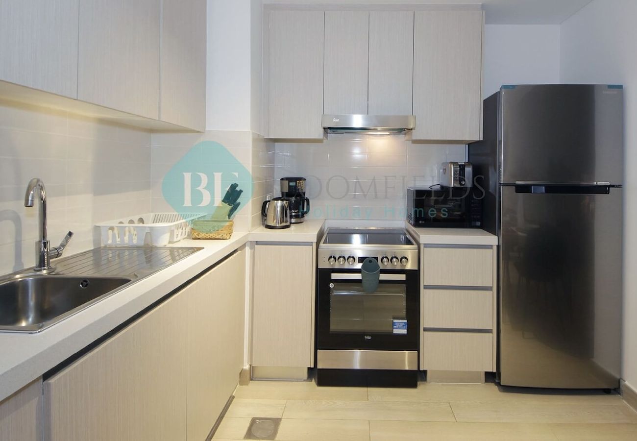 Apartment in Abu Dhabi - Bloomfields 1BR Canal View in Waters Edge Yas 