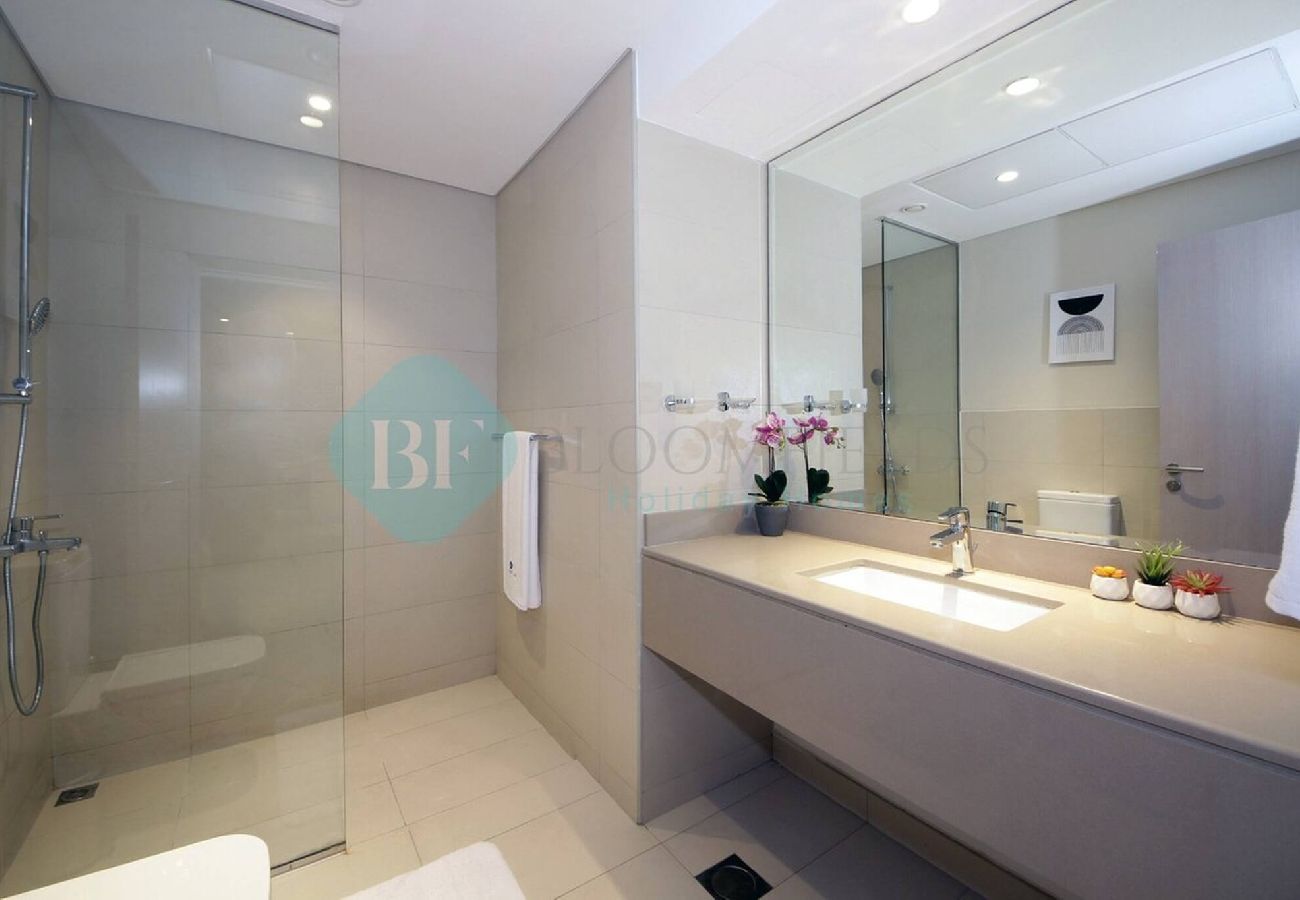 Apartment in Abu Dhabi - Bloomfields 1BR Canal View in Waters Edge Yas 