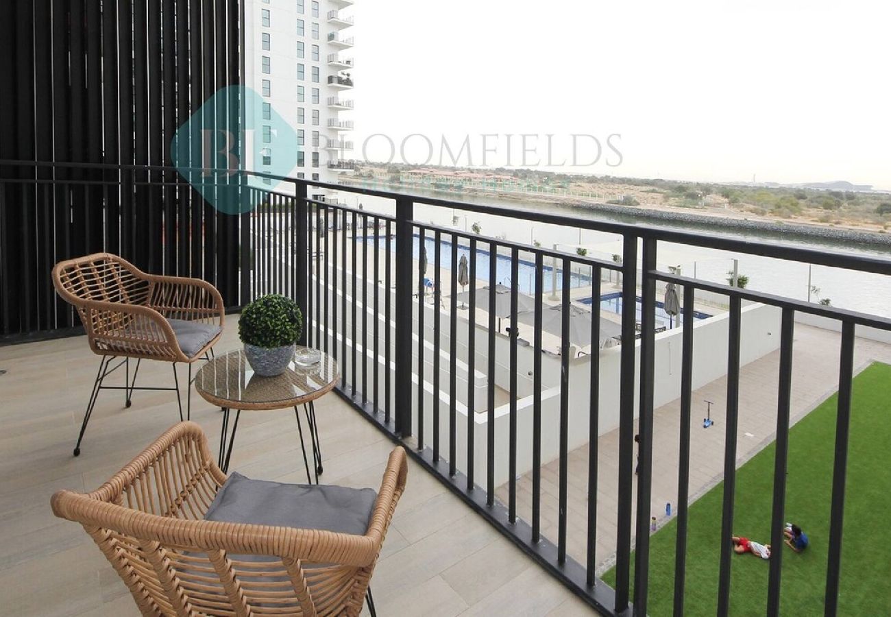 Apartment in Abu Dhabi - Bloomfields 1BR Canal View in Waters Edge Yas 