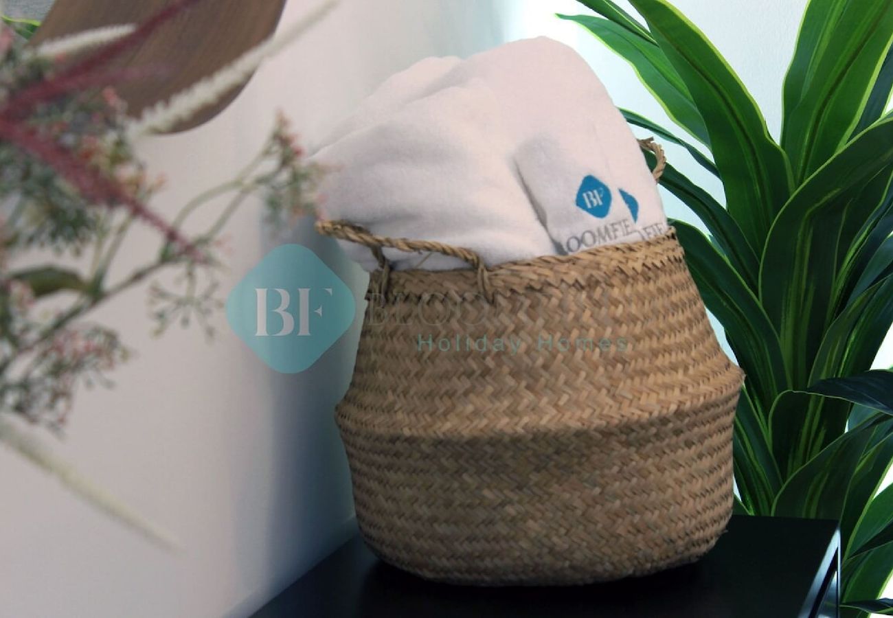 Apartment in Abu Dhabi - Bloomfields 1BR Canal View in Waters Edge Yas 