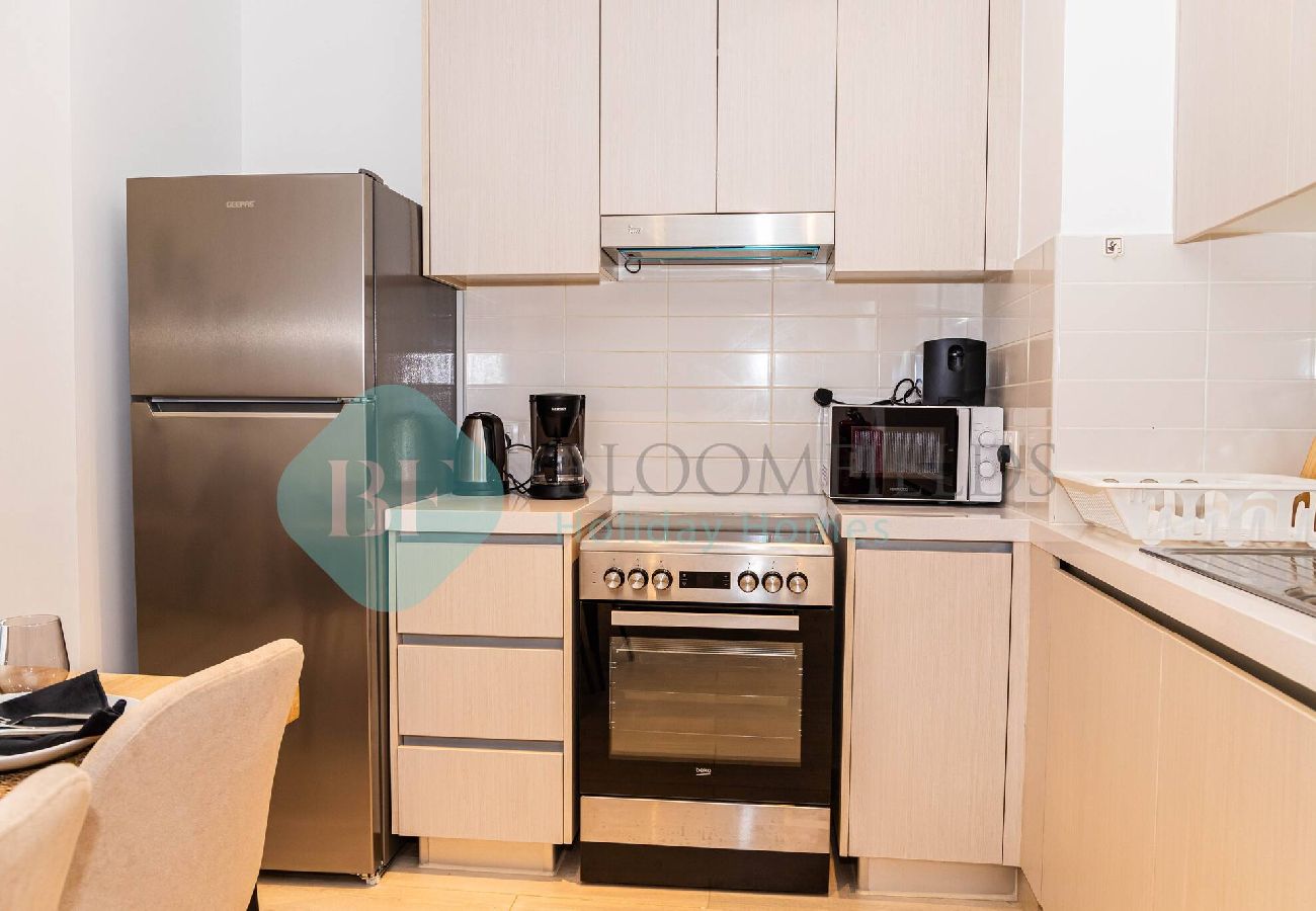 Apartment in Abu Dhabi - Bloomfields Stylish 1BR in Waters Edge Yas Island 