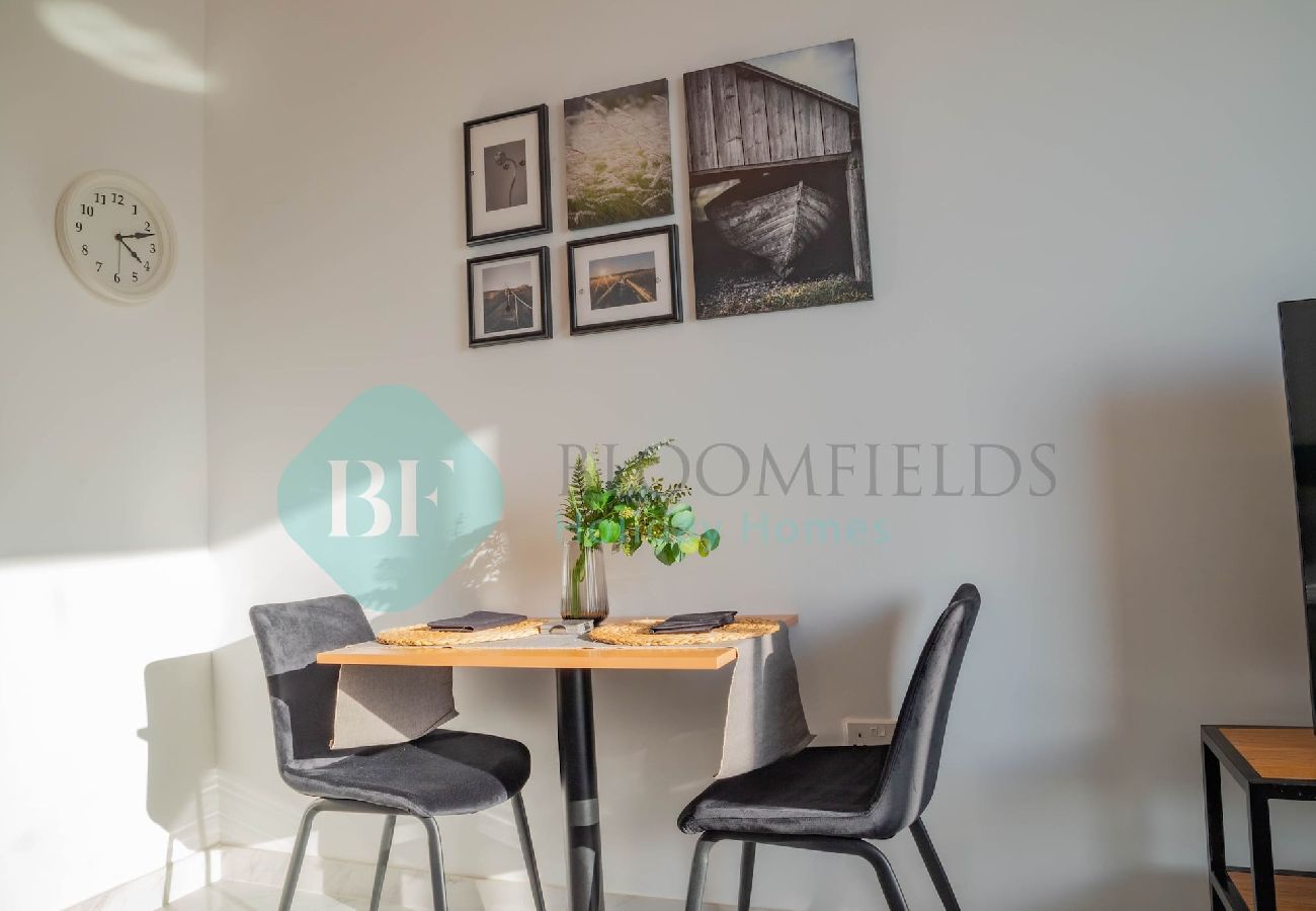 Apartment in Abu Dhabi - Bloomfields Stunning STU in Oasis Masdar City 