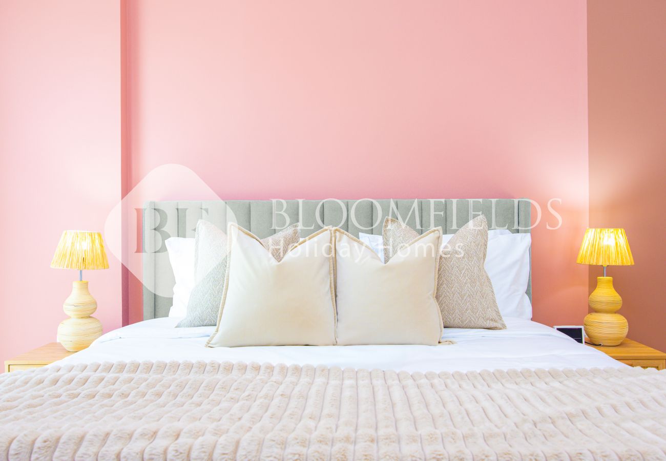 Apartment in Abu Dhabi - Bloomfields Royal 2Br Water edge