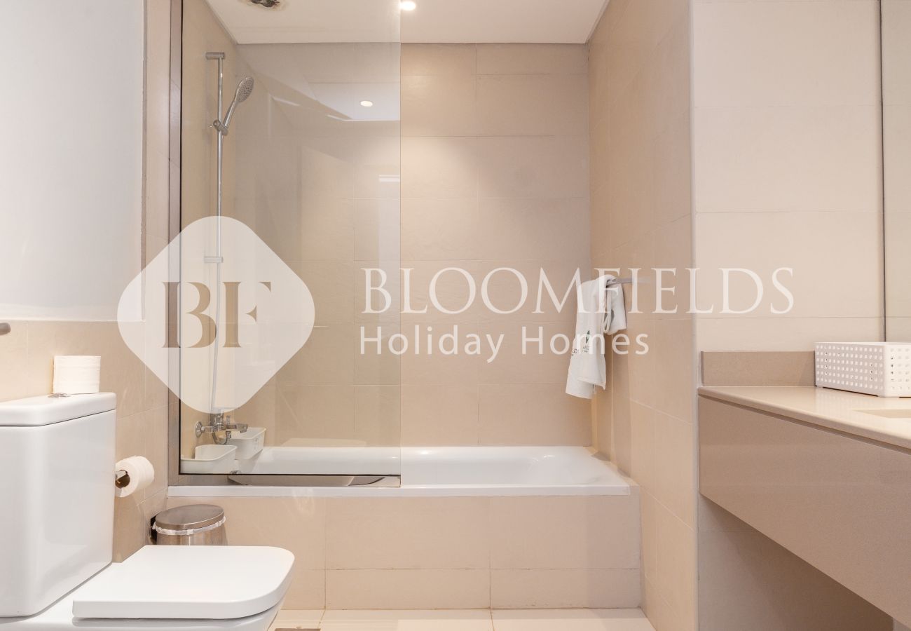 Apartment in Abu Dhabi - Bloomfields Luxurious 2Br Water Edge