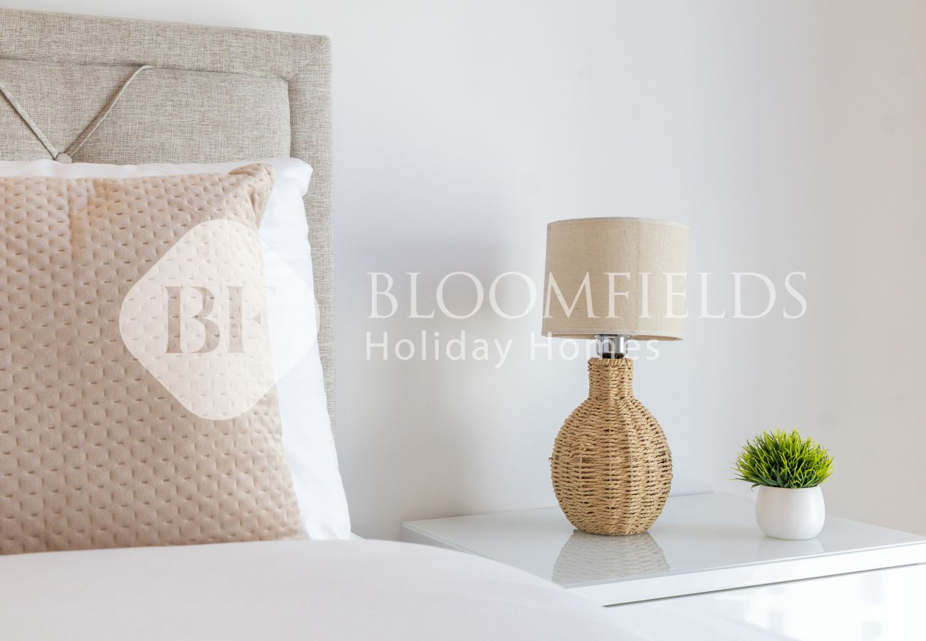 Apartment in Abu Dhabi - Bloomfields Luxurious 2Br Water Edge