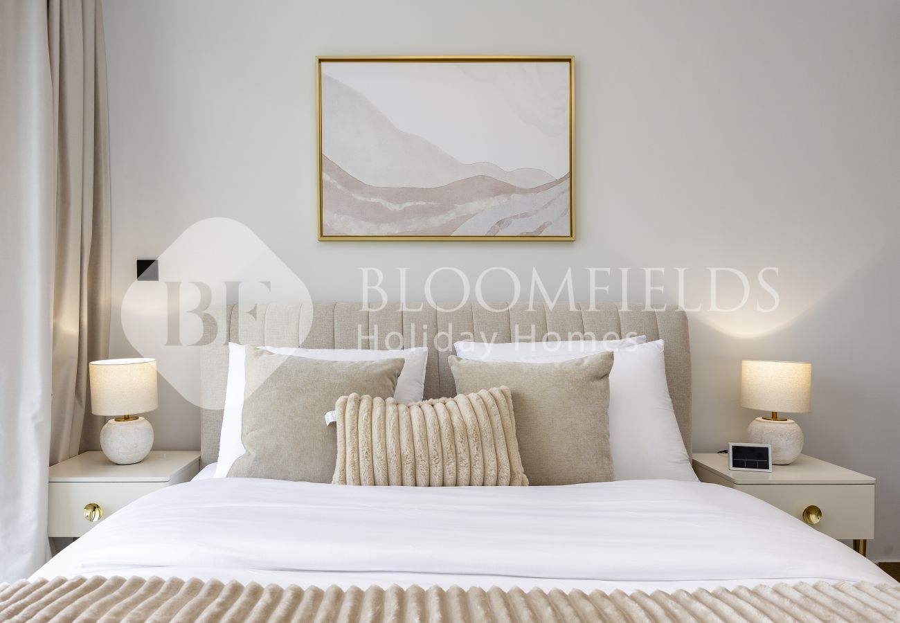 Apartment in Abu Dhabi - 719-Bloomfields Stylish 1BR Canal View